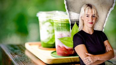 Rechts im Vordergrund steht Moderatorin Viktoria Reichelt. Neben ihr im Hintergrund ein Tablett mit zwei Gläsern Matcha-Zubereitung.