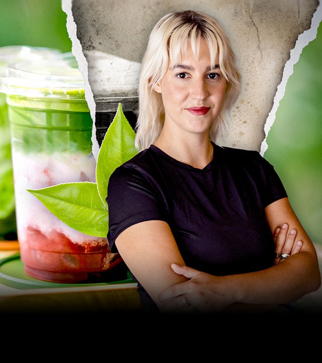 Rechts im Vordergrund steht Moderatorin Viktoria Reichelt. Neben ihr im Hintergrund ein Tablett mit zwei Gläsern Matcha-Zubereitung.