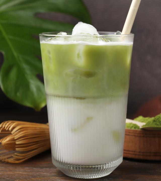Ein Glas Matcha-Latte