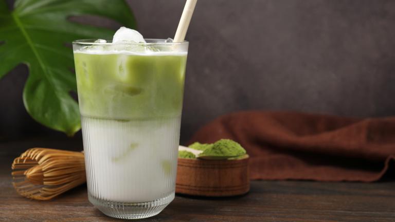 Ein Glas Matcha-Latte