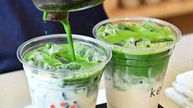 Zwei Becher Iced Matcha Latte werden zubereitet.