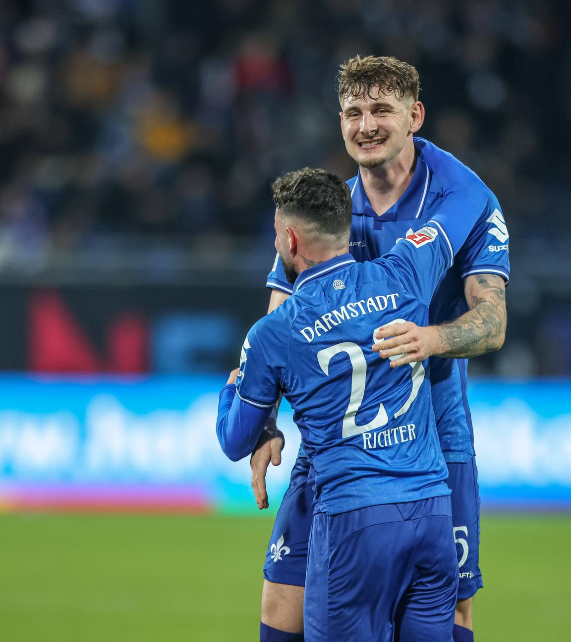 Matej Maglica (SV Darmstadt 98) jubelt. 