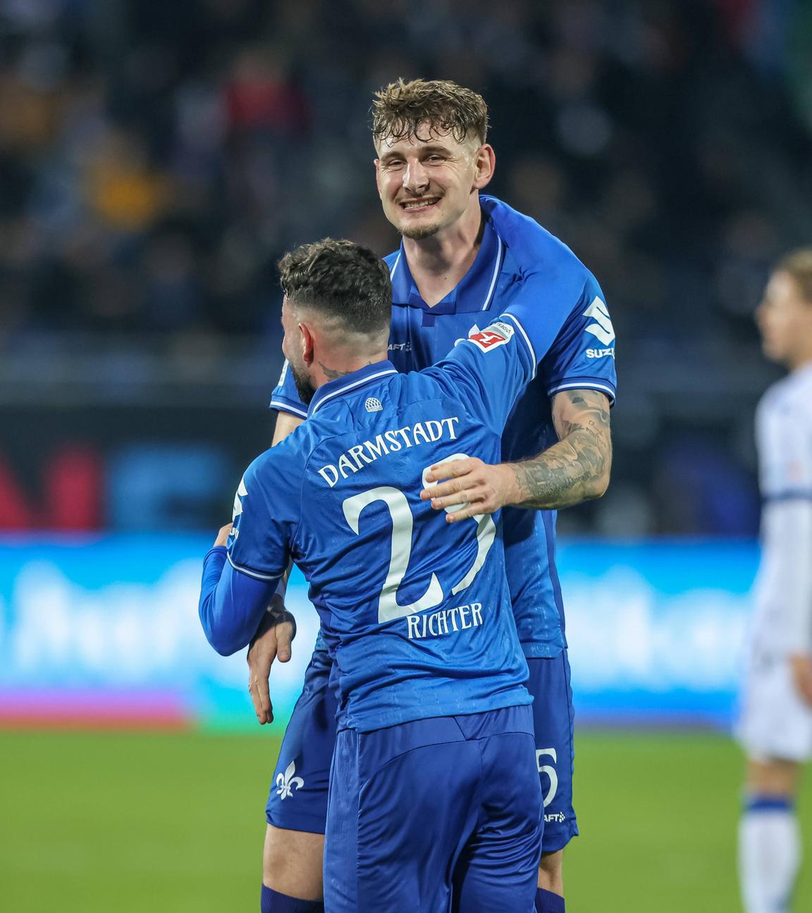 Matej Maglica (SV Darmstadt 98) jubelt. 