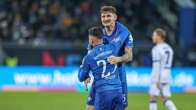 Matej Maglica (SV Darmstadt 98) jubelt. 