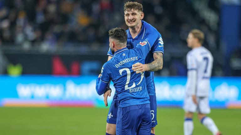 Matej Maglica (SV Darmstadt 98) jubelt. 