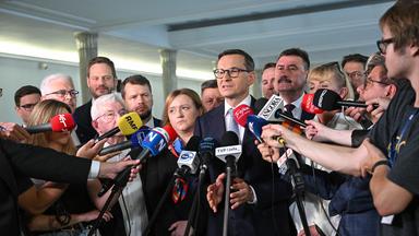 Der ehemalige polnische Ministerpräsident Mateusz Morawiecki spricht auf einer Pressekonferenz im polnischen Parlamentsgebäude in Warschau, Polen.