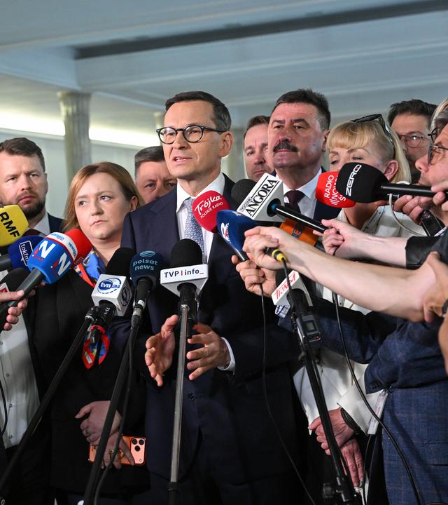 Der ehemalige polnische Ministerpräsident Mateusz Morawiecki spricht auf einer Pressekonferenz im polnischen Parlamentsgebäude in Warschau, Polen.