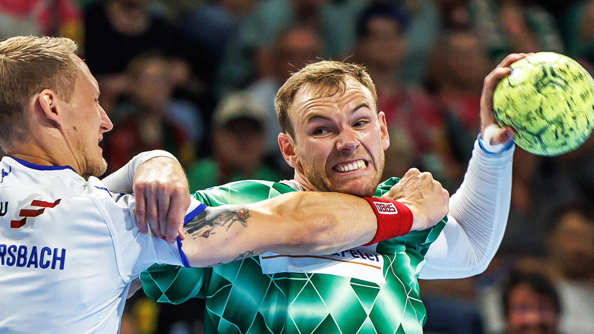 Mathias Gidsel (rechts) wirft den ball auf das Tor gegen Gummersbachs Tilen Kodrin am 05.06.2025 in Berlin.