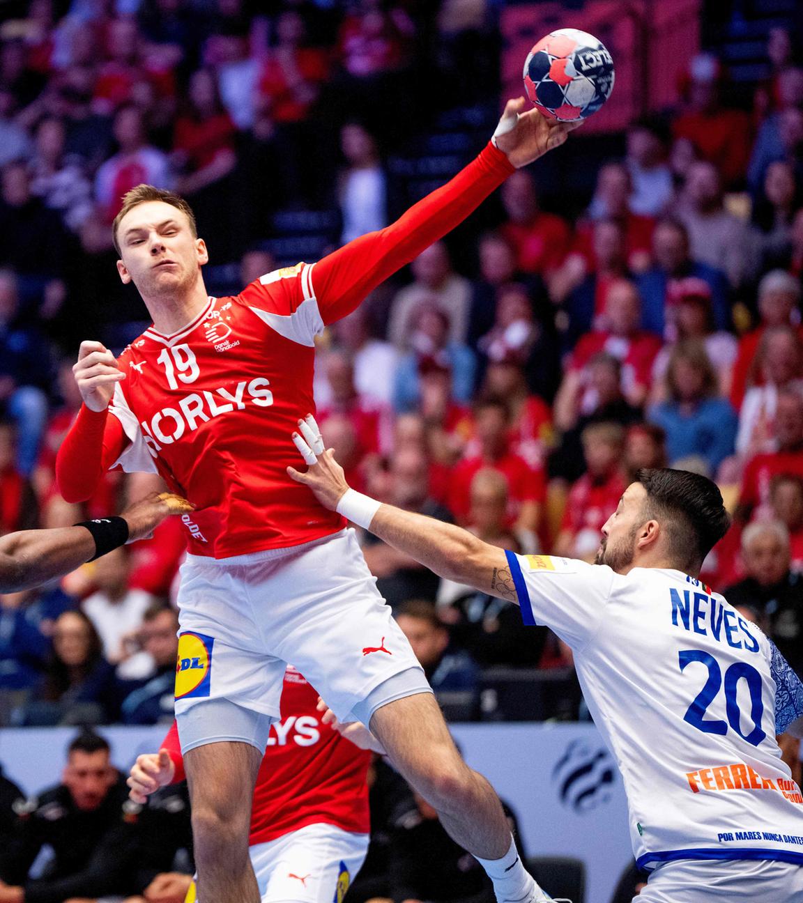 Der dänische Handballer Mathias Gidsel spielt den Ball während des Handballspiels der Vorrunde der Gruppe B der EHF Euro 2026 zwischen Dänemark und Portugal in Herning, Dänemark, am 20.01.2026. 