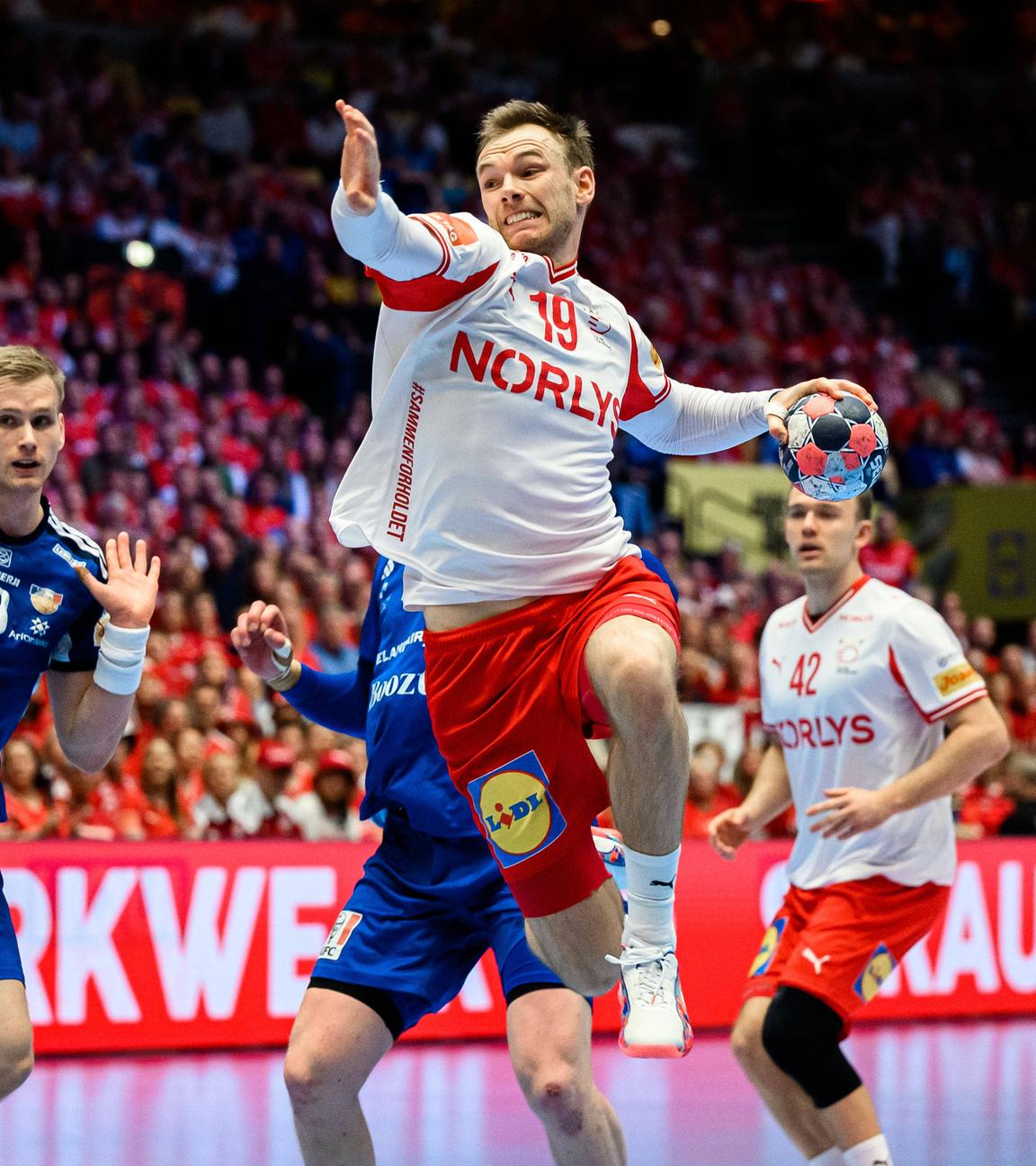 Der dänische Handballspieler Mathias Gidsel setzt im Sprung zum Wurf an im Europameisterschaftsspiel gegen Island