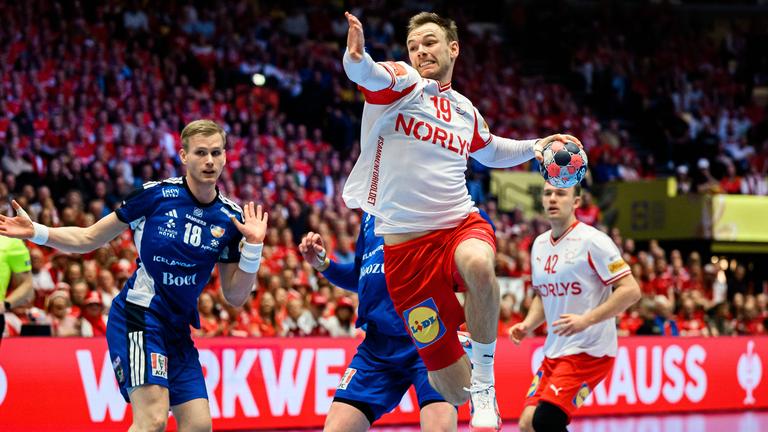 Der dänische Handballspieler Mathias Gidsel setzt im Sprung zum Wurf an im Europameisterschaftsspiel gegen Island