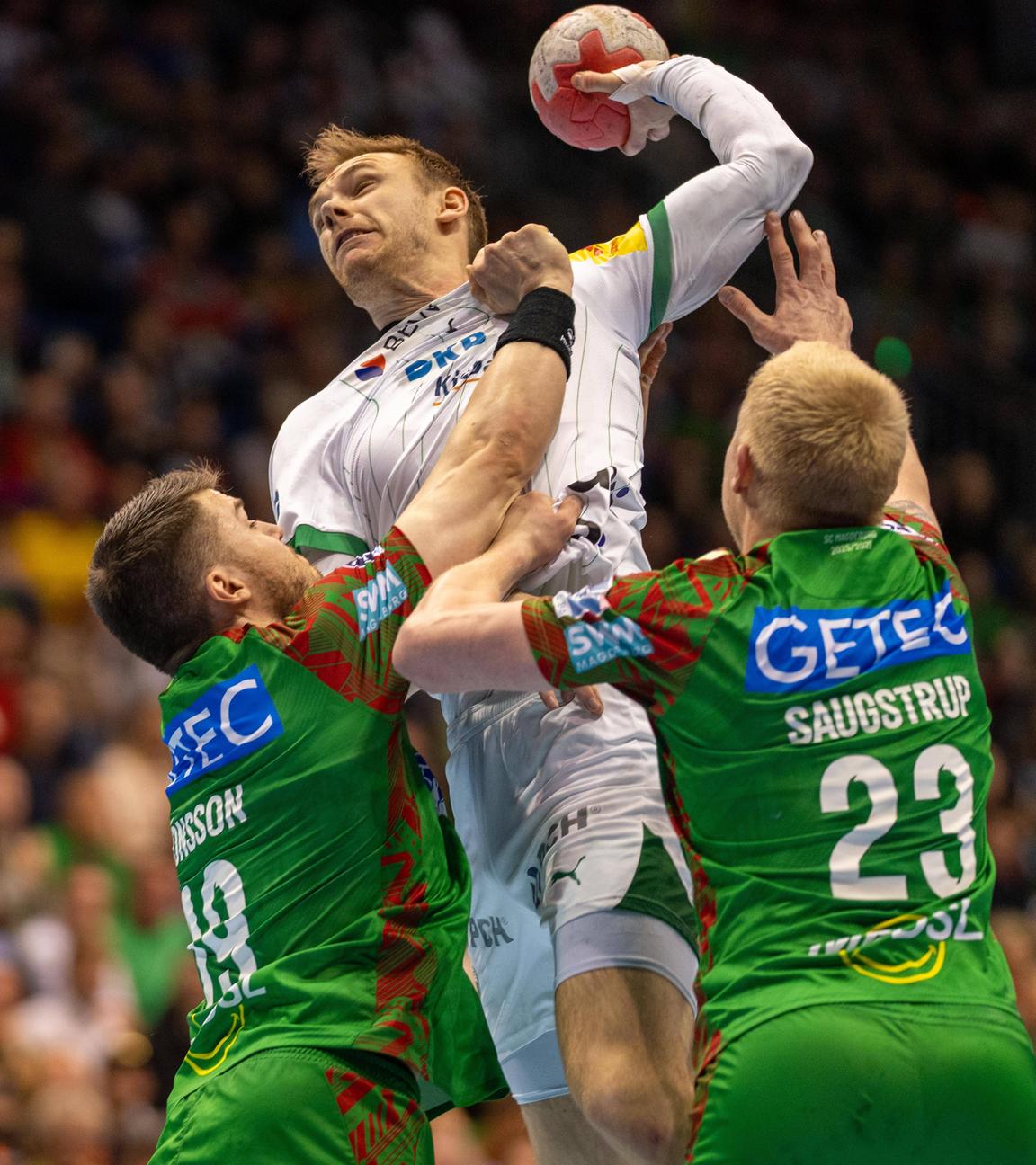 Mathias Gidsel wird von der Magdeburger Abwehr gestoppt