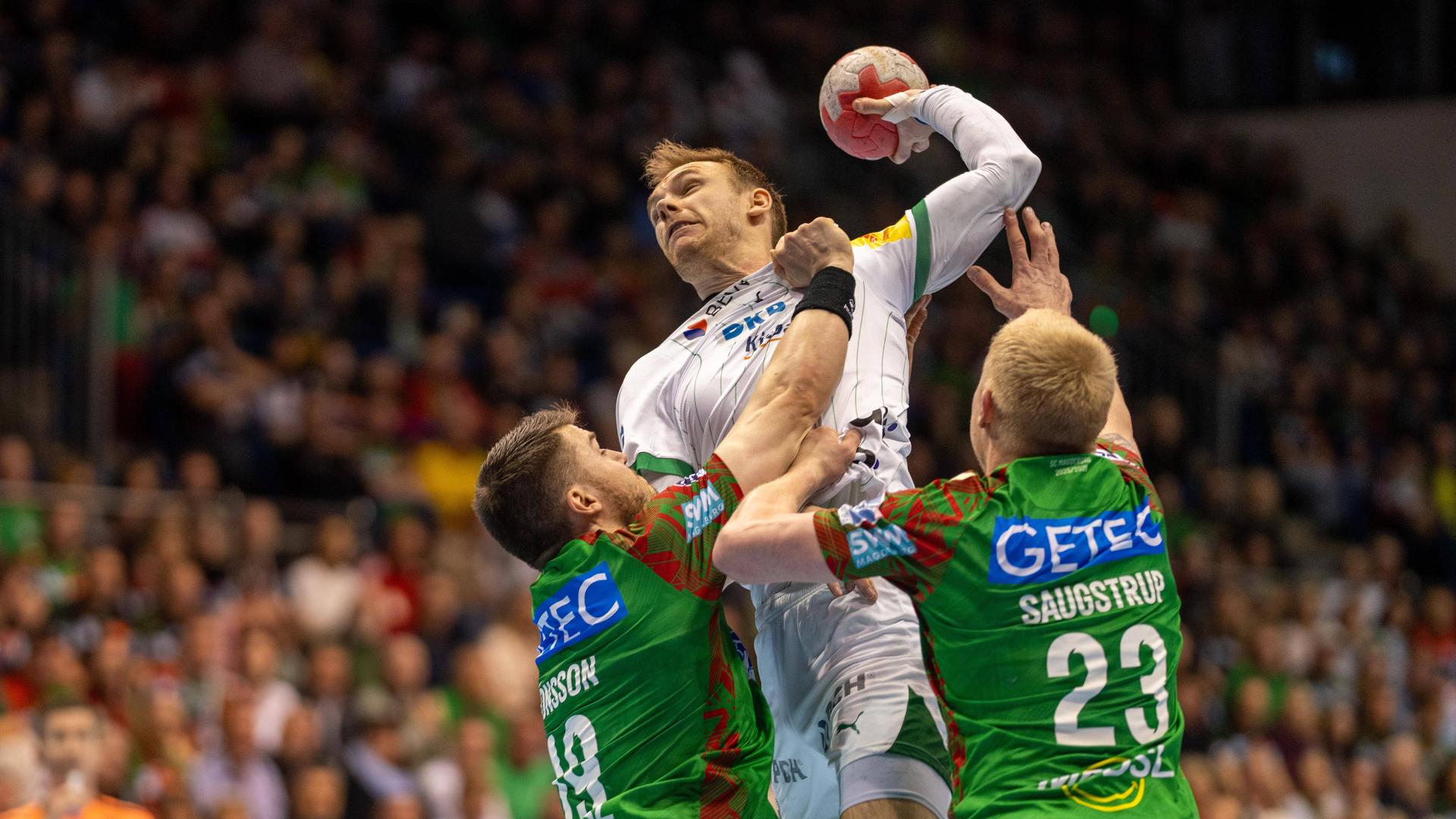 Mathias Gidsel wird von der Magdeburger Abwehr gestoppt