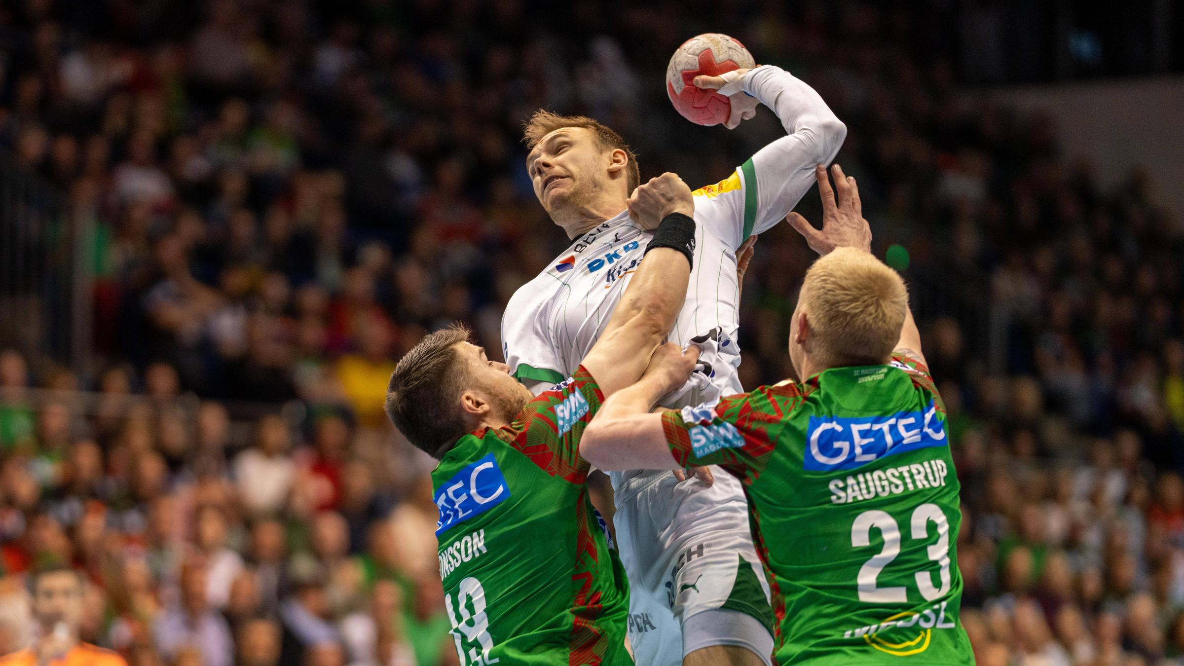 Mathias Gidsel wird von der Magdeburger Abwehr gestoppt