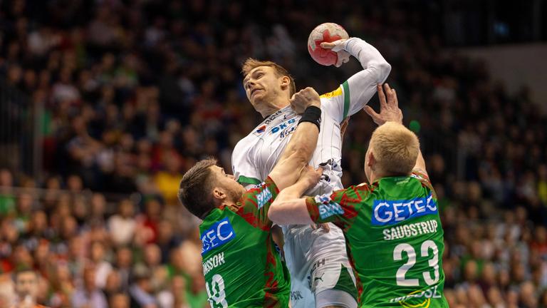 Mathias Gidsel wird von der Magdeburger Abwehr gestoppt