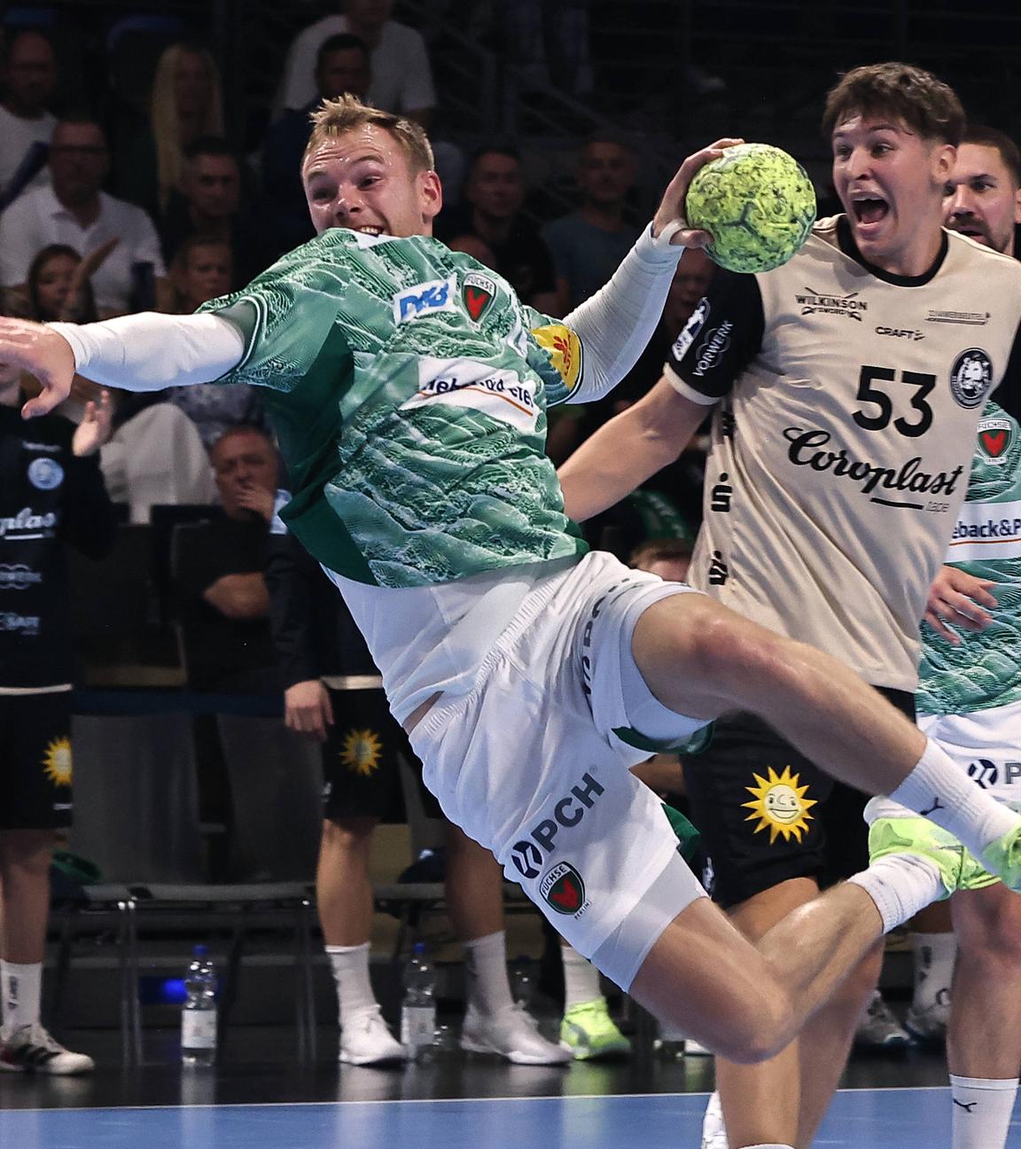 Handballer Mathias Gidsel und Sören Steinhaus im Zweikampf um den Ball am 1. Spieltag der Herren am 31.08.2025.