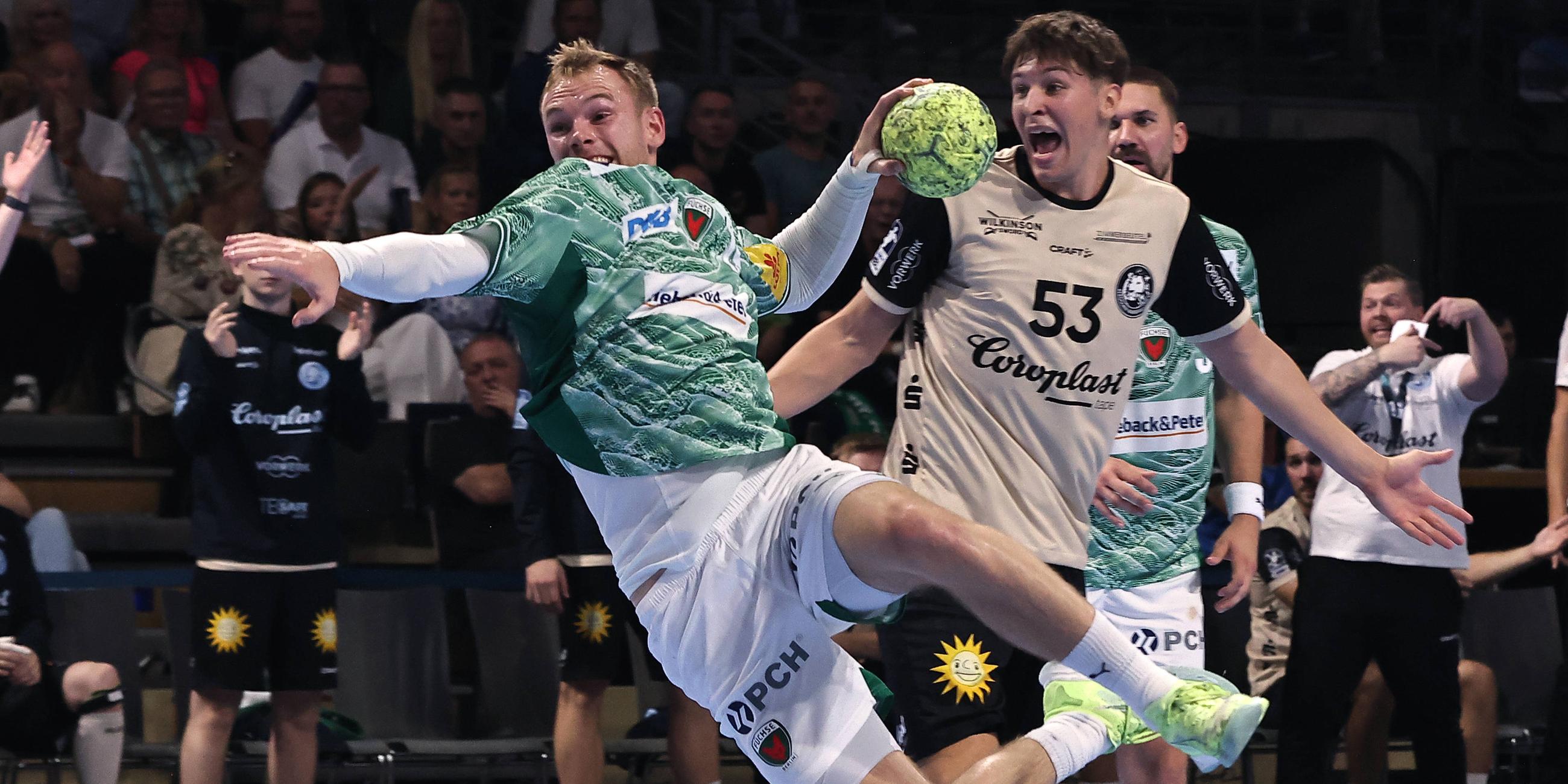 Handballer Mathias Gidsel und Sören Steinhaus im Zweikampf um den Ball am 1. Spieltag der Herren am 31.08.2025.