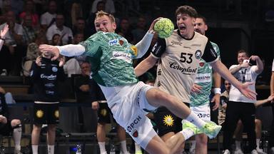 Handballer Mathias Gidsel und Sören Steinhaus im Zweikampf um den Ball am 1. Spieltag der Herren am 31.08.2025.