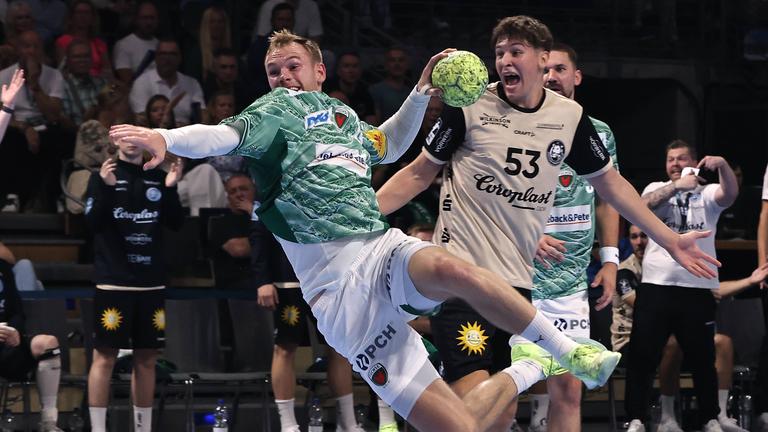 Handballer Mathias Gidsel und Sören Steinhaus im Zweikampf um den Ball am 1. Spieltag der Herren am 31.08.2025.