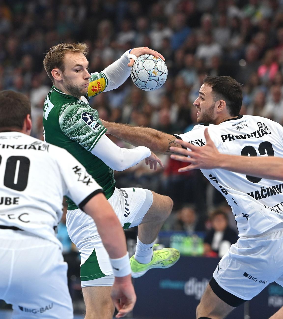 Mathias Gidsel (Füchse Berlin) und Veron Nacinovic (THW Kiel) kämpfen im Handball Super Cup 2025 im Zweikampf.