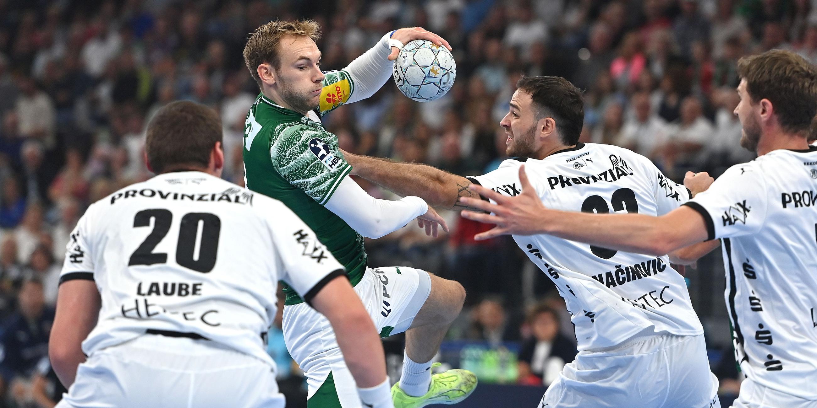 Mathias Gidsel (Füchse Berlin) und Veron Nacinovic (THW Kiel) kämpfen im Handball Super Cup 2025 im Zweikampf.