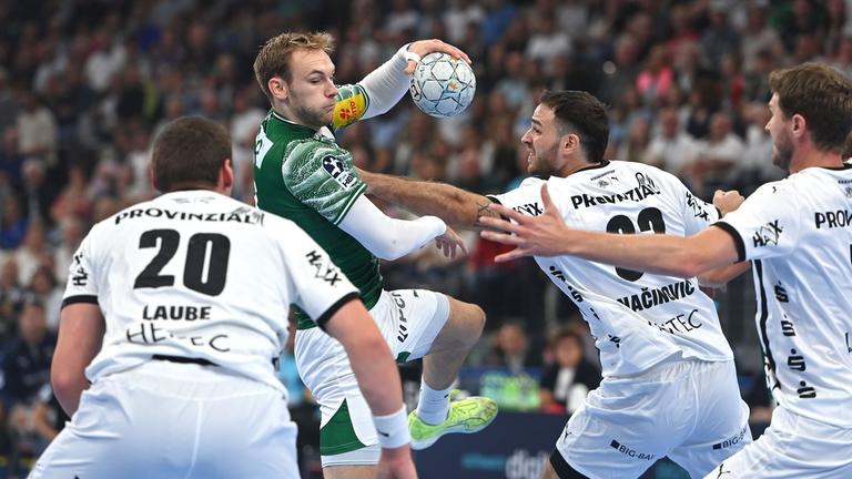 Mathias Gidsel (Füchse Berlin) und Veron Nacinovic (THW Kiel) kämpfen im Handball Super Cup 2025 im Zweikampf.