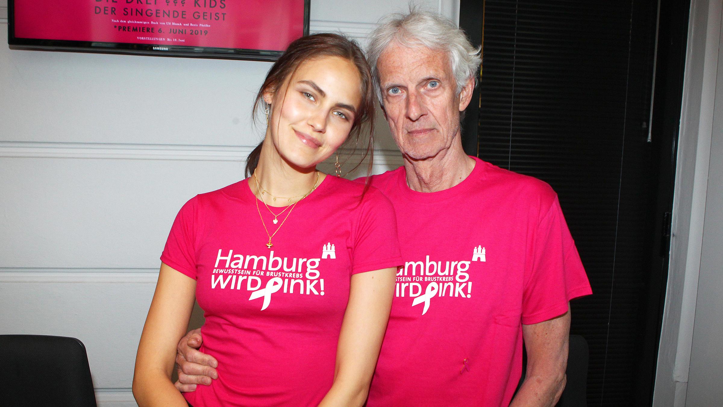 Mathieu Carriere und Tochter Elena verkaufen am 24. Mai 2019 Tickets für die Privattheatertage in Hamburg zugunsten der Brustkrebs-Initiative "Hamburg wird pink".