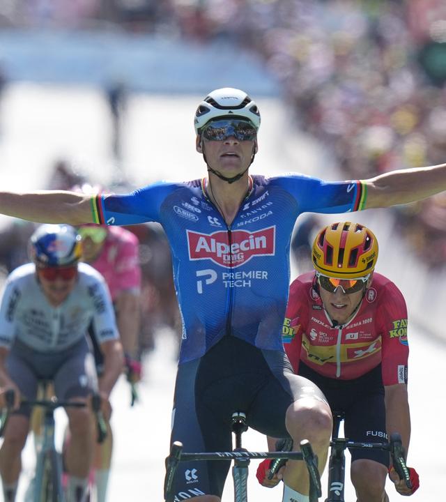 Mathieu van der Poel jubelt nach Etappensieg in Ussel. 
