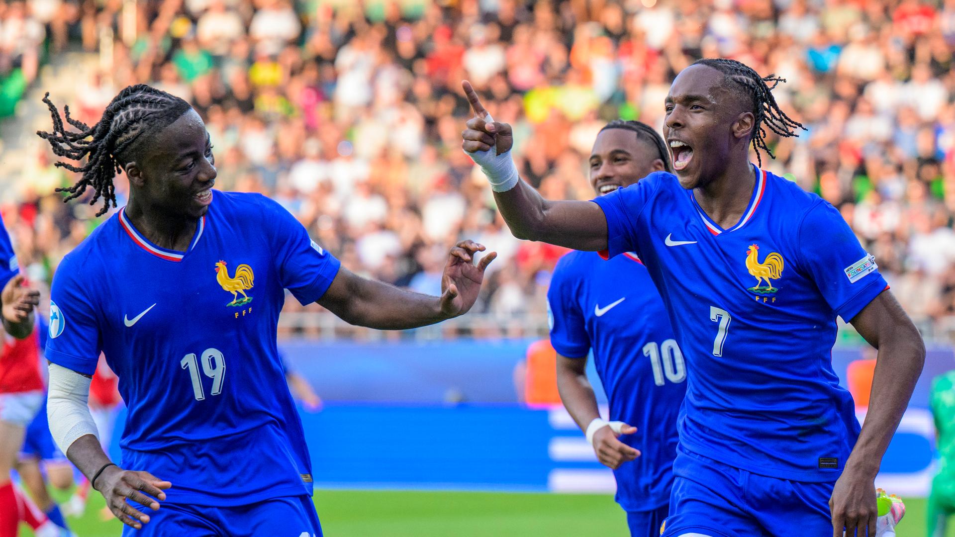U21-EM, Dänemark - Frankreich, Viertelfinale: Frankreichs Mathys Tel (r.) bejubelt sein Tor zum 2:3 mit Ismaël Doukoure