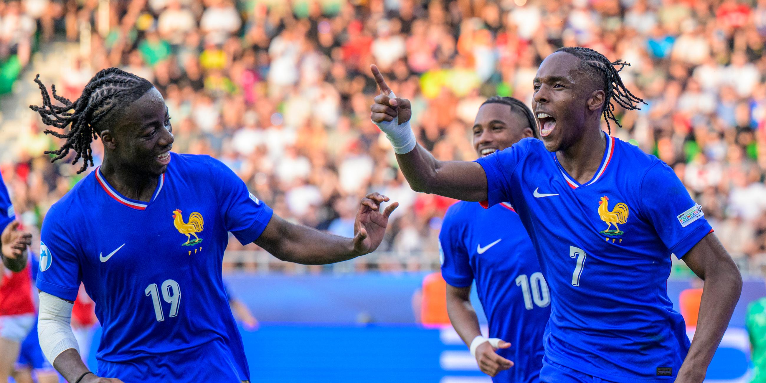 U21-EM, Dänemark - Frankreich, Viertelfinale: Frankreichs Mathys Tel (r.) bejubelt sein Tor zum 2:3 mit Ismaël Doukoure