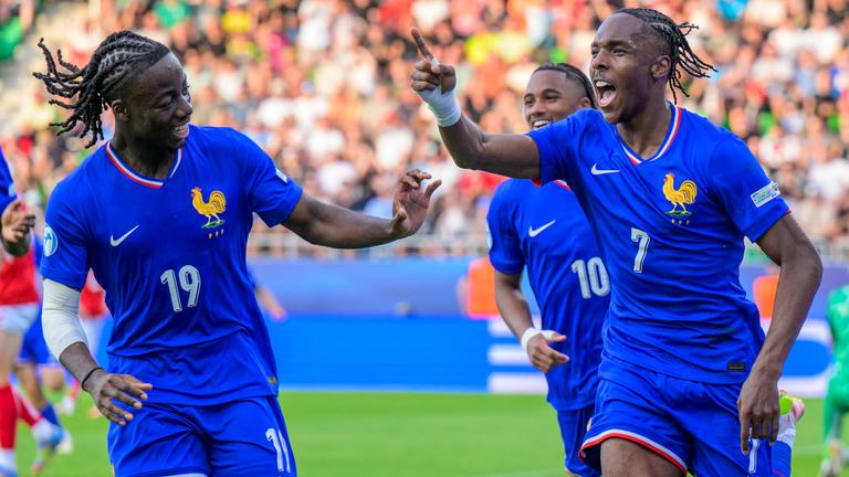 U21-EM, Dänemark - Frankreich, Viertelfinale: Frankreichs Mathys Tel (r.) bejubelt sein Tor zum 2:3 mit Ismaël Doukoure