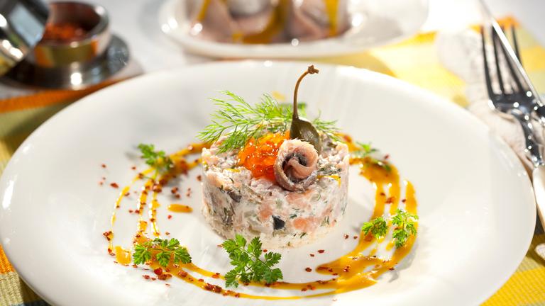 Matjes-Lachsforellentartar mit Honig-Senfsoße