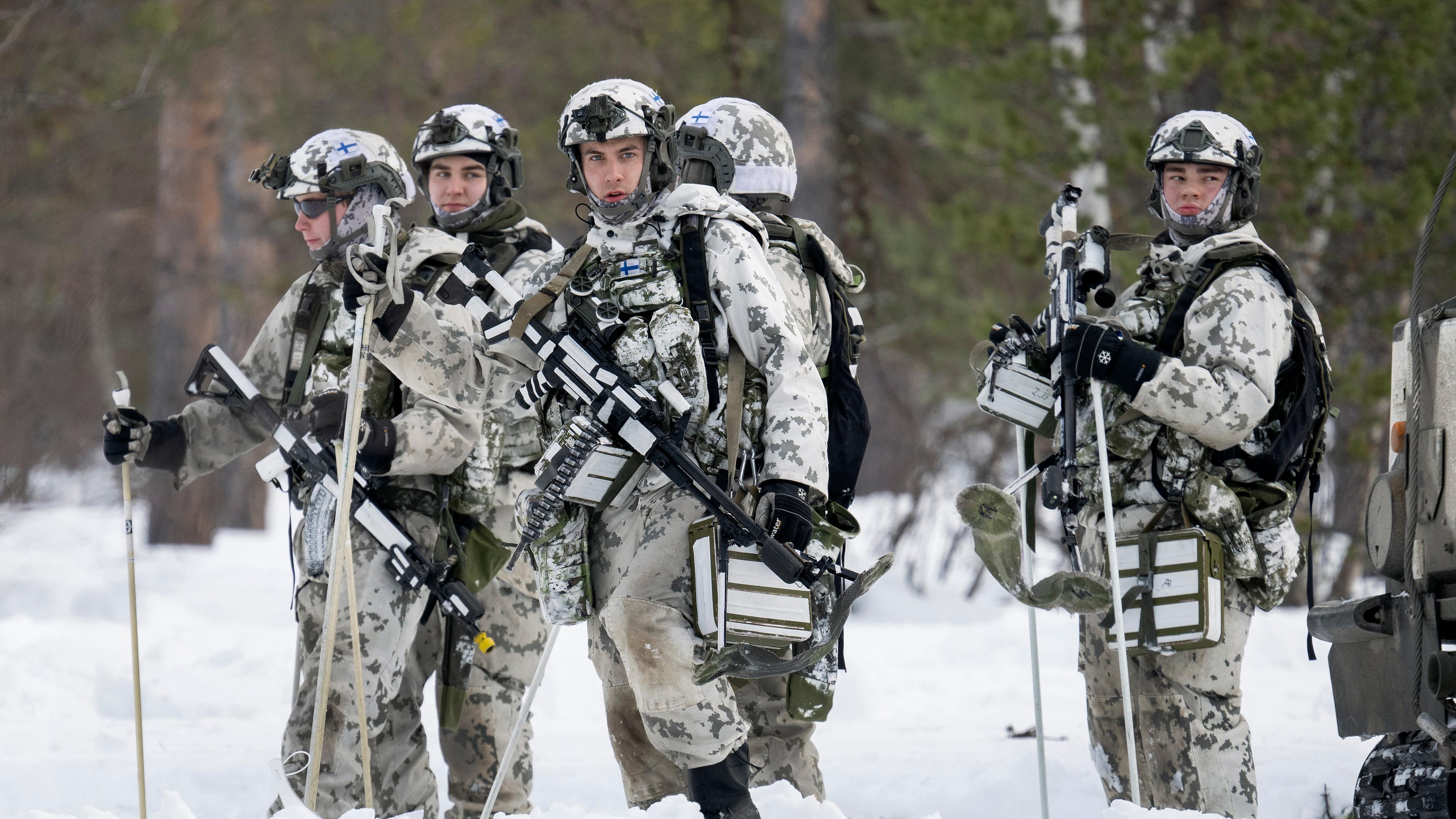Finnische Jagdeinheiten nehmen an einer gemeinsamen NATO Übung mit schwedischen Soldaten teil. 