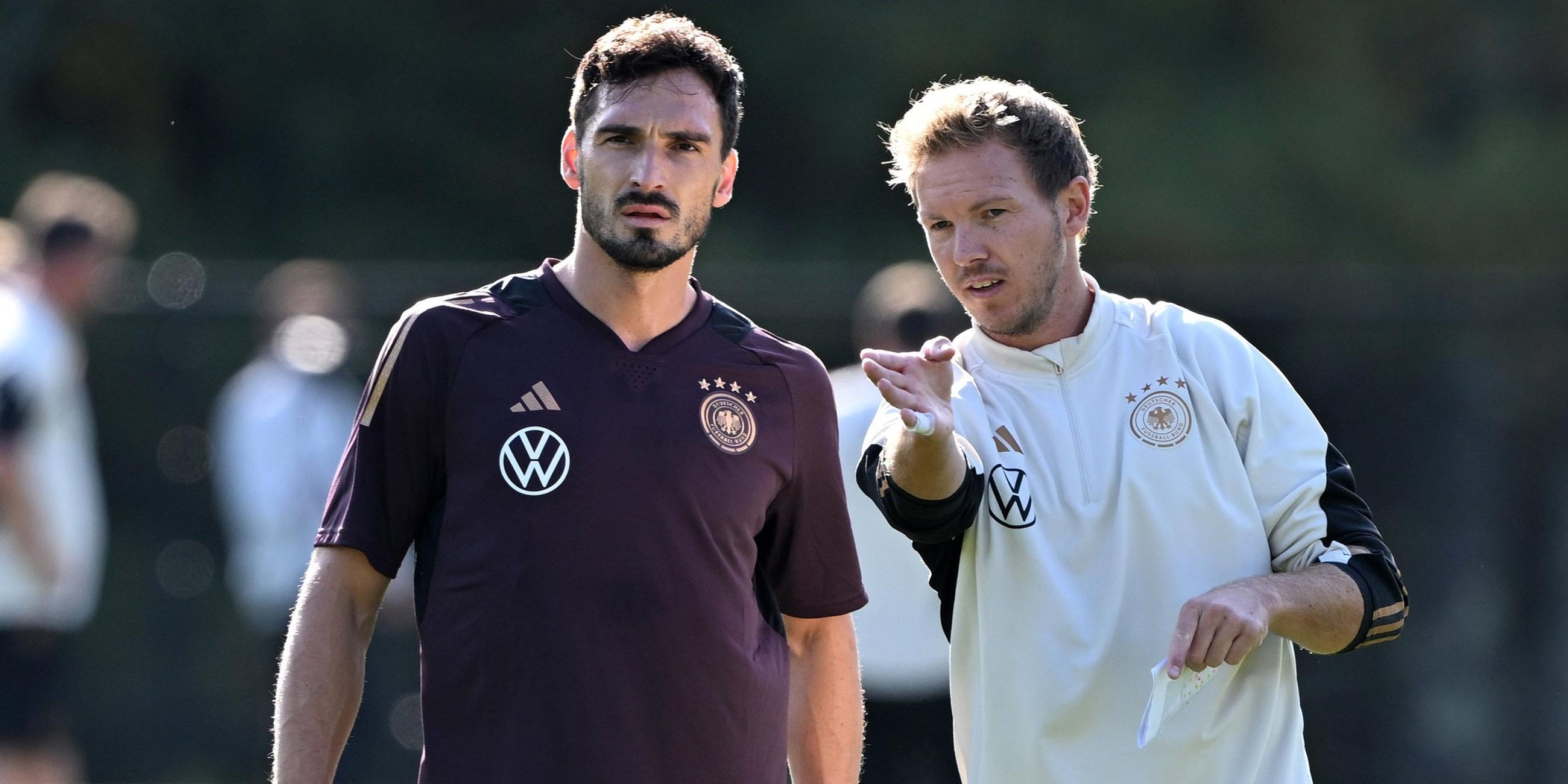 Bundestrainer Julian Nagelsmann spricht mit Mats Hummels am 10.10.2023.