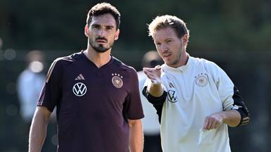 Bundestrainer Julian Nagelsmann spricht mit Mats Hummels am 10.10.2023.