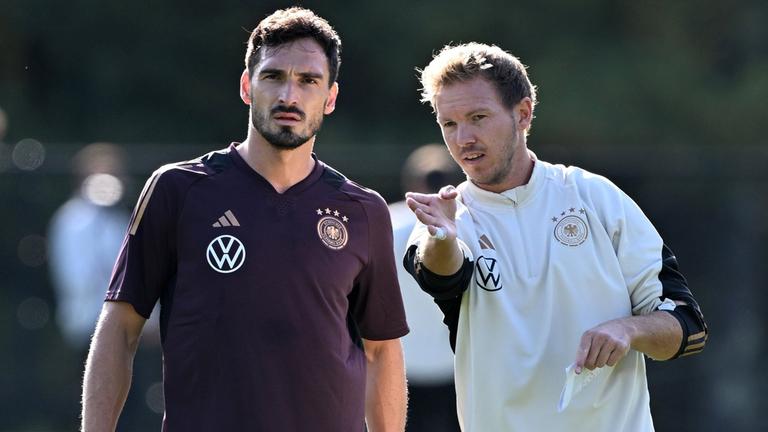 Bundestrainer Julian Nagelsmann spricht mit Mats Hummels am 10.10.2023.