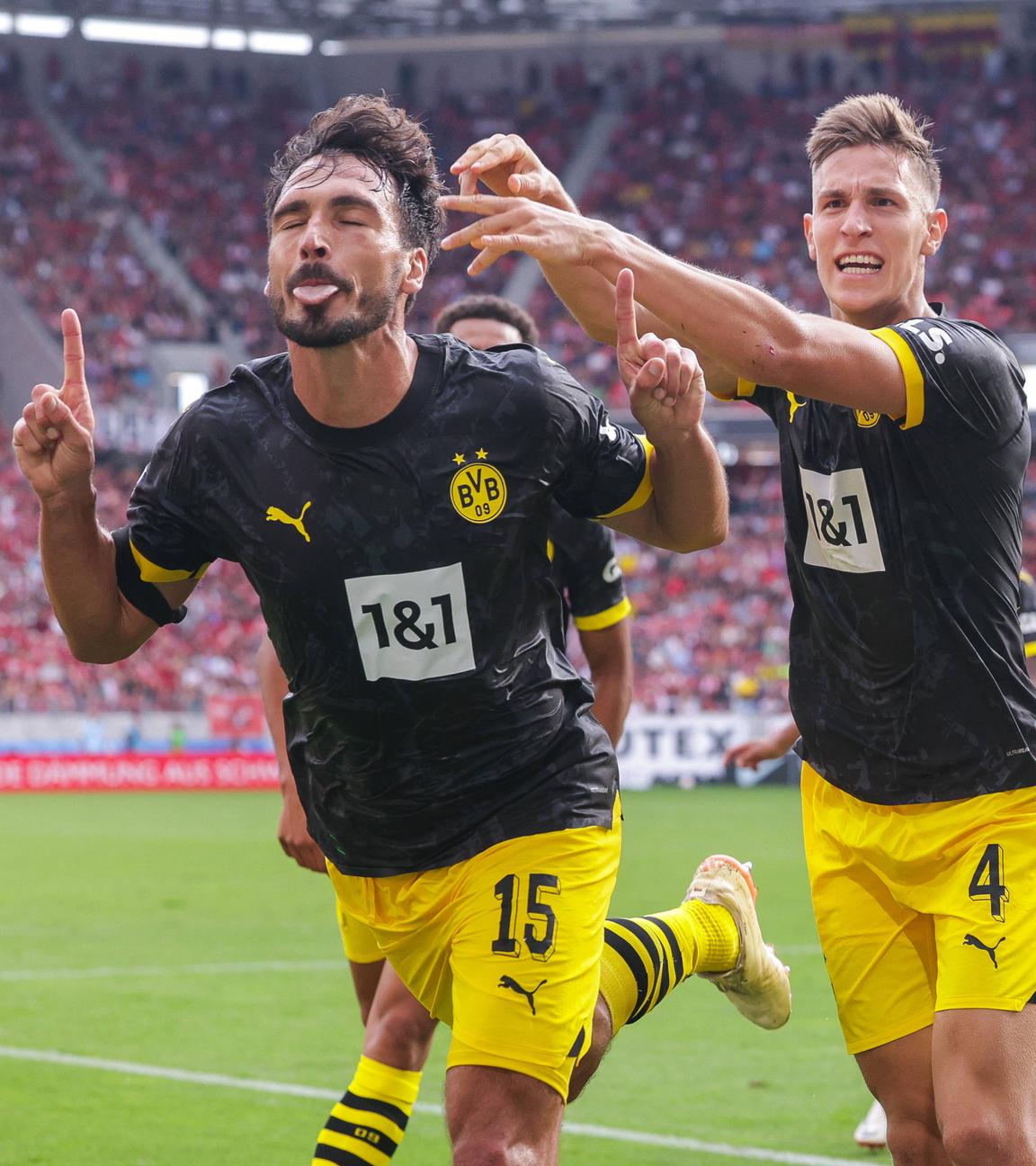 16.09.2023, Mats Hummels und Nico Schlotterbeck Borussia Dortmund bejubeln das Tor zum 2:3, Freiburg Europa-Park Stadion Baden-Württemberg Deutschland.