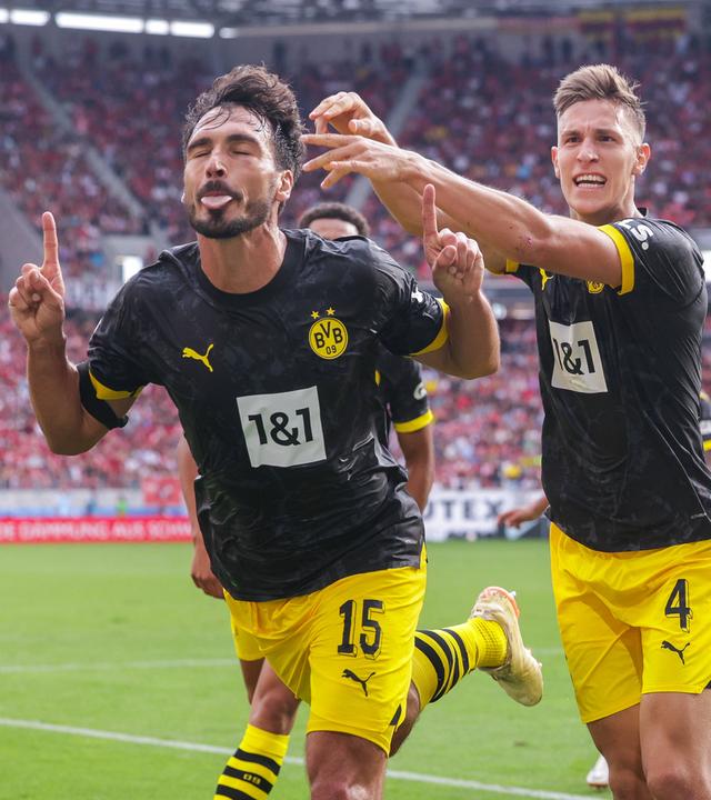 16.09.2023, Mats Hummels und Nico Schlotterbeck Borussia Dortmund bejubeln das Tor zum 2:3, Freiburg Europa-Park Stadion Baden-Württemberg Deutschland.