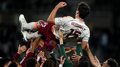 Fußballer Mats Hummels wird am 25.05.2025 in Torino von seinen Mannschaftspartnern auf Händen getragen.