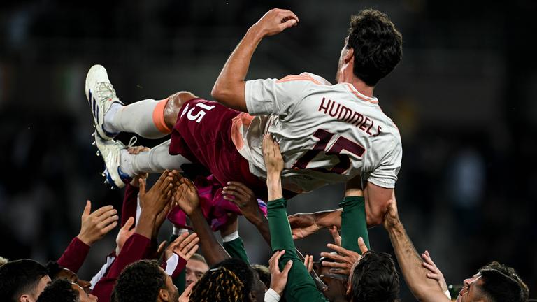 Fußballer Mats Hummels wird am 25.05.2025 in Torino von seinen Mannschaftspartnern auf Händen getragen.