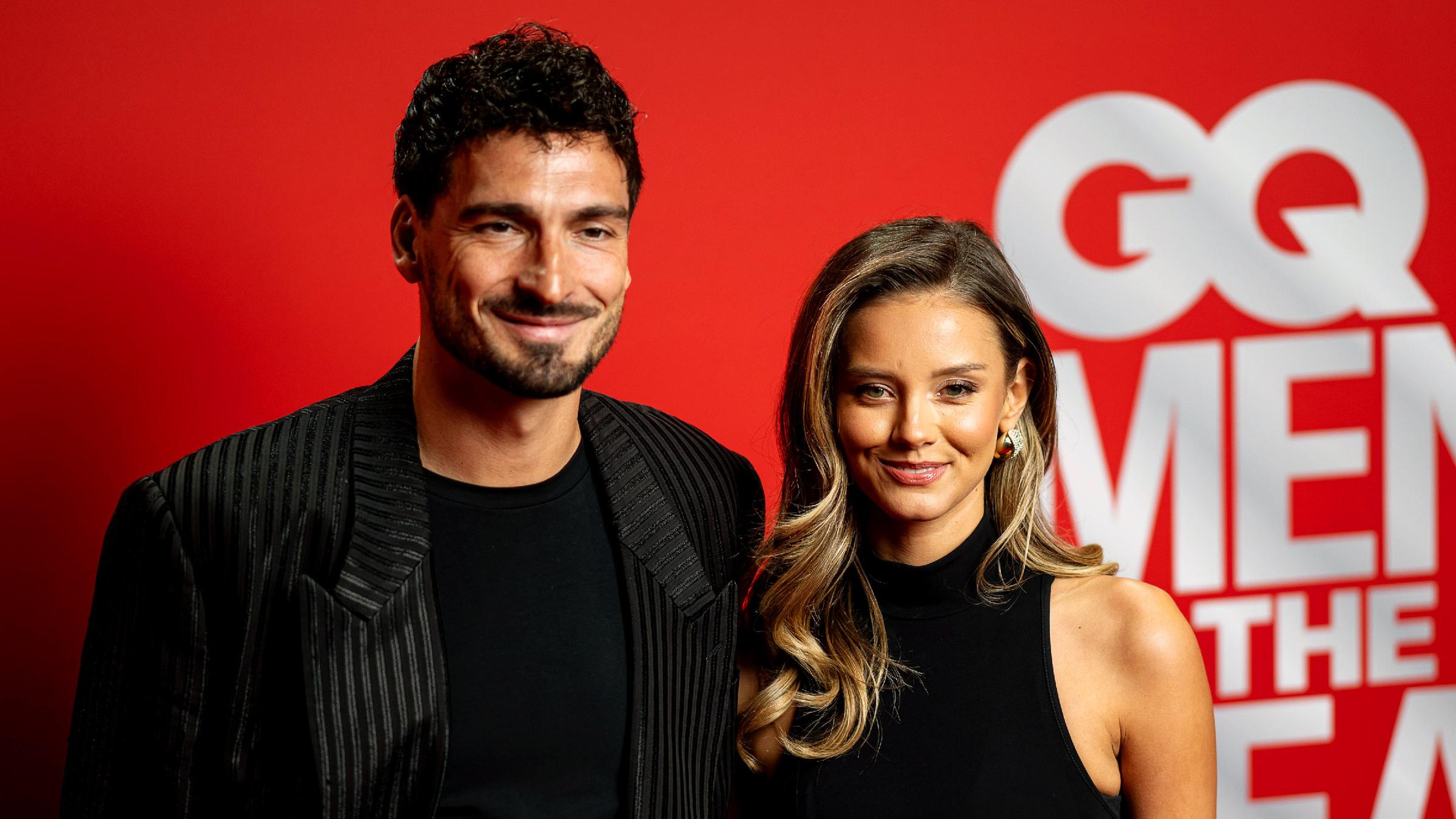 Mats Hummels posiert mit seiner Freundin Nicola Cavanis bei einer Award-Gala.