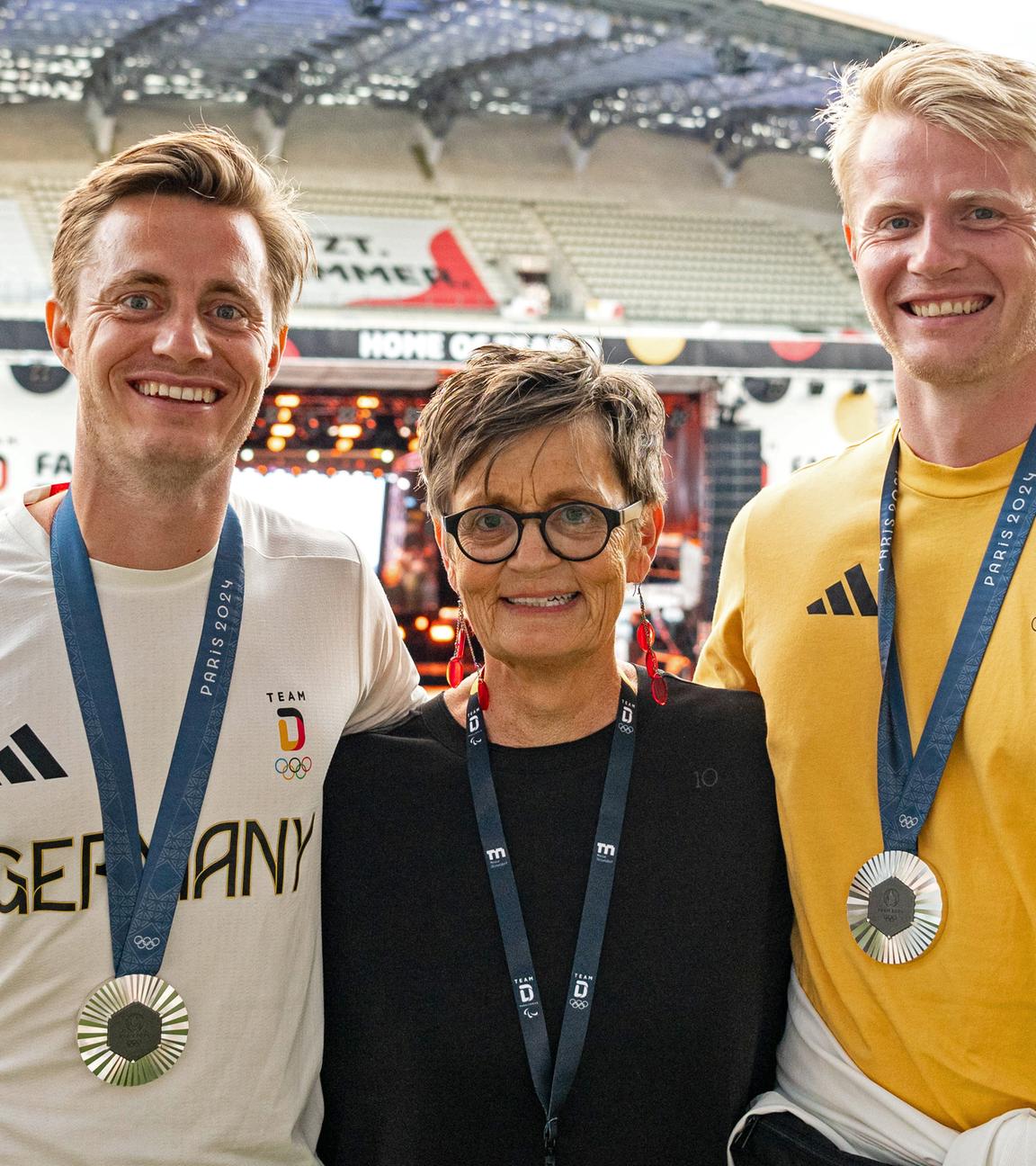 Mats und Tom Grambusch mit ihrer Mutter Paris
