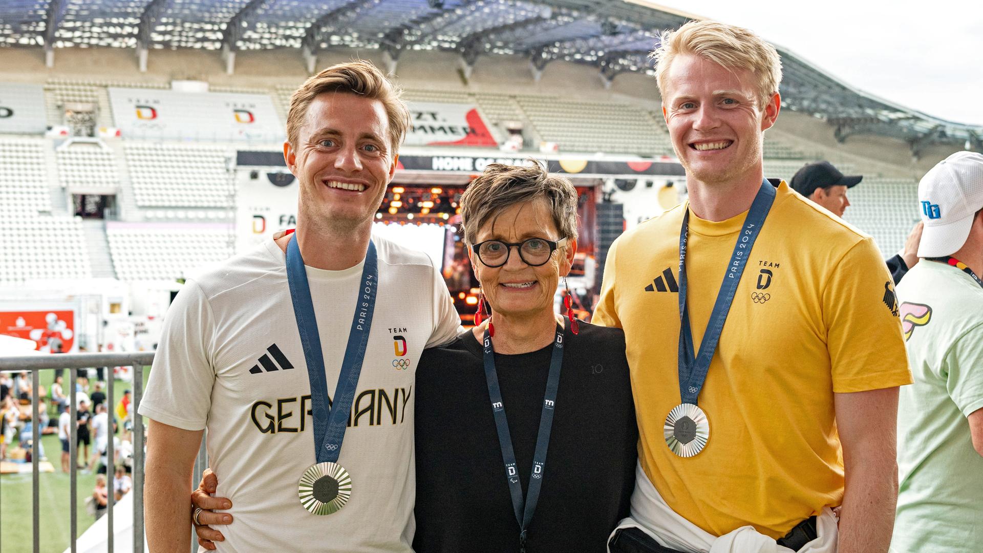 Mats und Tom Grambusch mit ihrer Mutter Paris