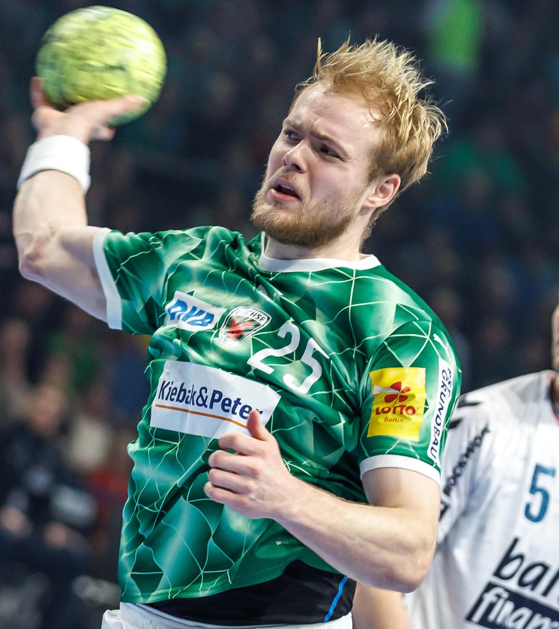 Handball-Bundesliga, Füchse Berlin - SG Flensburg-Handewitt: Der Berliner Matthes Langhoff beim Torwurf.