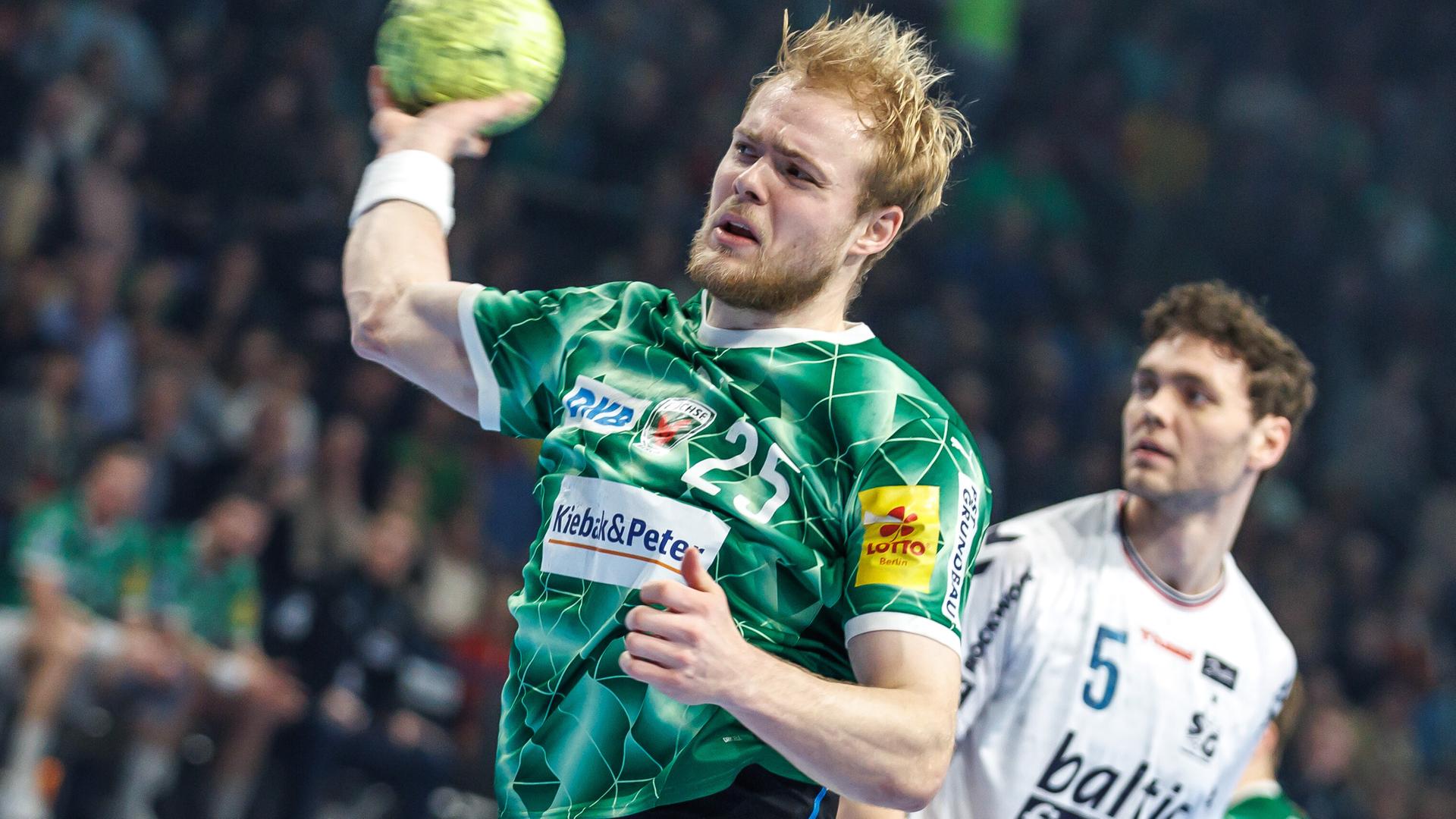 Handball-Bundesliga, Füchse Berlin - SG Flensburg-Handewitt: Der Berliner Matthes Langhoff beim Torwurf.