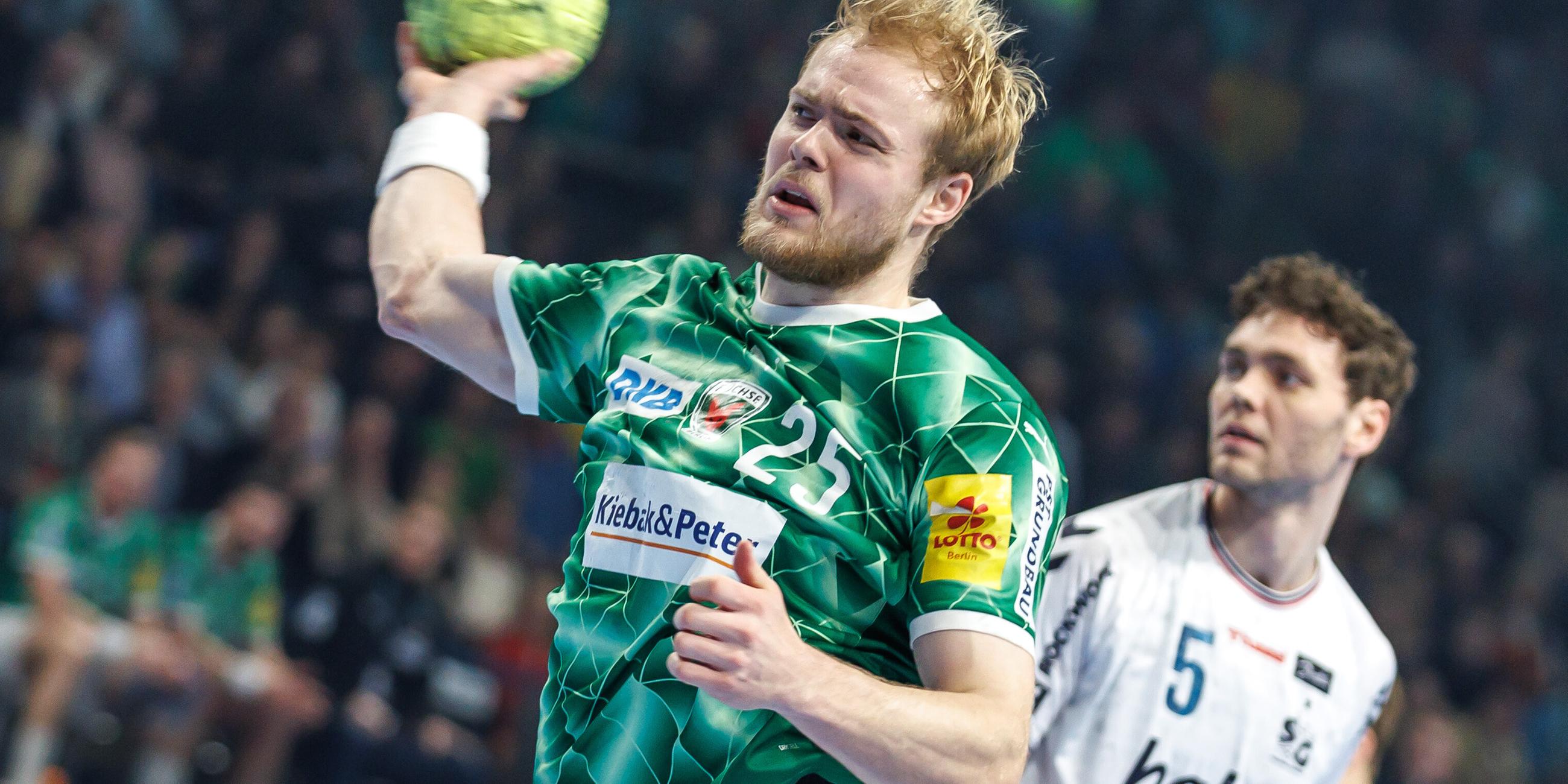 Handball-Bundesliga, Füchse Berlin - SG Flensburg-Handewitt: Der Berliner Matthes Langhoff beim Torwurf.