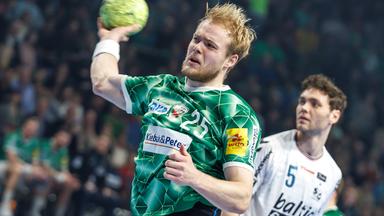 Handball-Bundesliga, Füchse Berlin - SG Flensburg-Handewitt: Der Berliner Matthes Langhoff beim Torwurf.