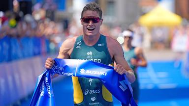 Der australische Triathlet Matthew Hauser läuft beim Triathlon in Hamburg als Sieger über die Ziellinie
