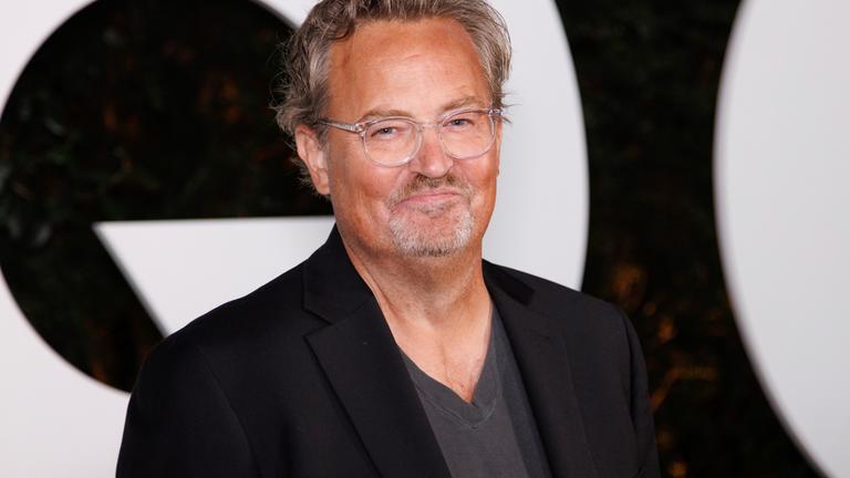 Matthew Perry auf dem roten Teppich vor einer Veranstaltung des Magazins GQ