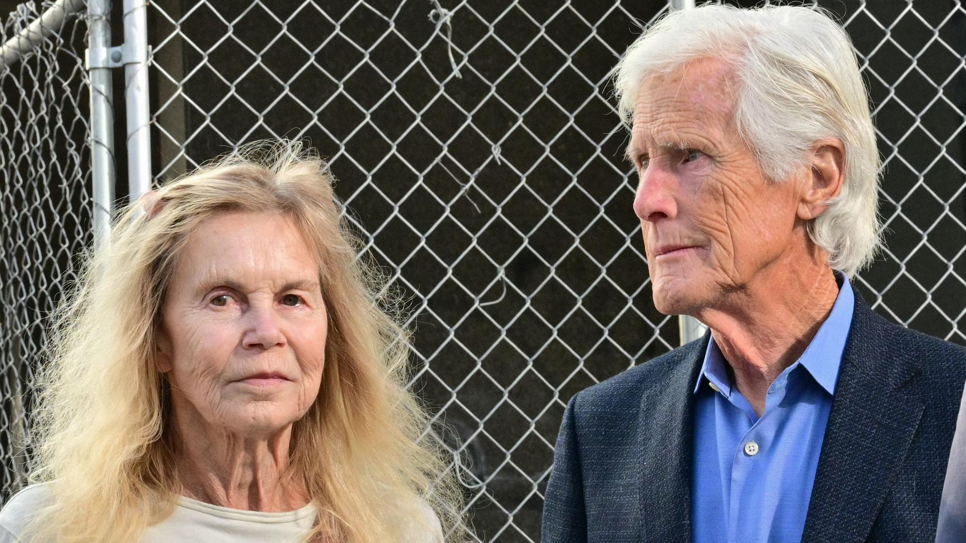 Matthew Perrys Mutter Suzanne Perry und Perrys Stiefvater Keith Morrison treffen am 8. April 2026 im US-Gerichtsgebäude an der First Street in Los Angeles zur Urteilsverkündung gegen die „Ketamin-Königin“  ein. 